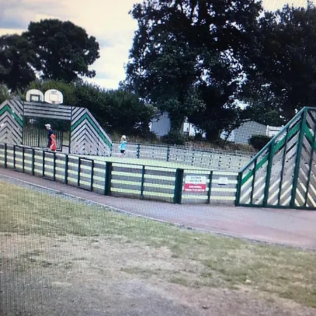 Mobil 10 M Et Mme Colas *