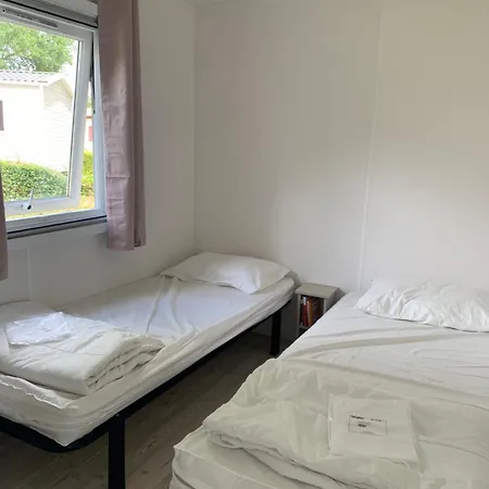 Mobil 10 M Et Mme Colas *