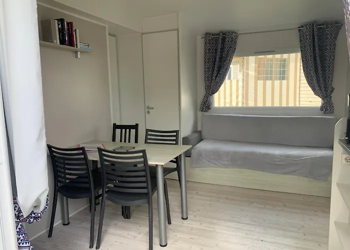 Campingplatz Mobil 10 M Et Mme Colas Litteau