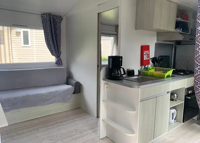 Mobil 10 M Et Mme Colas *